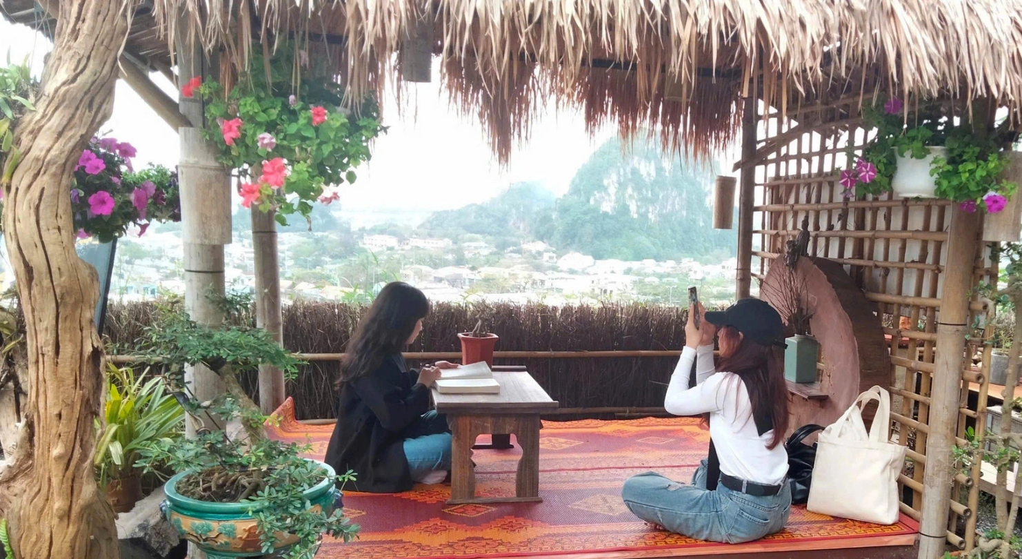 Young people are enchanted by the picturesque scenery of Tu Tam Pagoda at the Ngu Hanh Son (Marble) Mountains in Da Nang City, central Vietnam. Photo: Diem Phan / Tuoi Tre