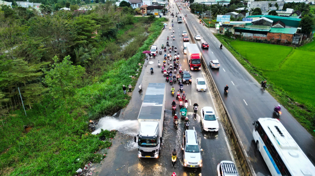 Truck driver praised for blocking water flow to help motorcyclists on Vietnam highway