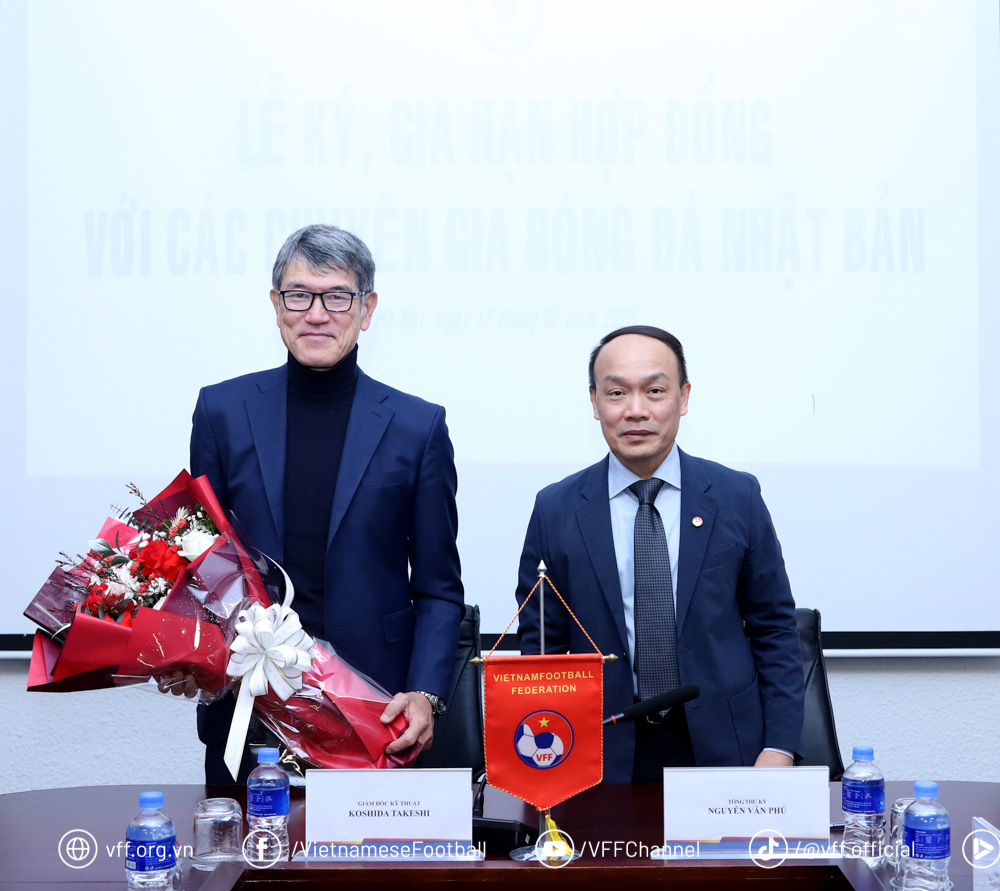 General Secretary of the Vietnam Football Federation Nguyen Van Phu (R) and Japanese technical director Takeshi Koshida following his contract extension in Hanoi on February 12, 2025. Photo: Vietnam Football Federation