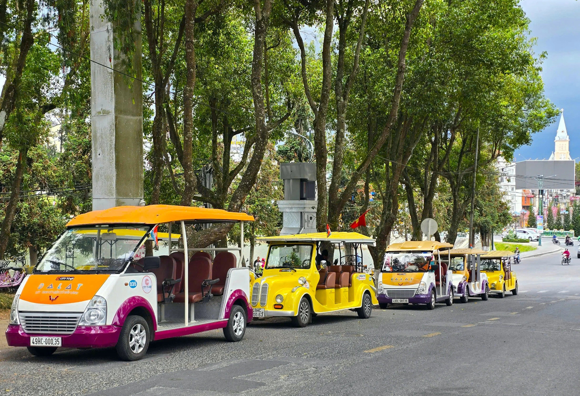 Around 70 electric sightseeing cars are available to serve tourists in Da Lat City, Lam Dong Province in Vietnam’s Central Highlands. Photo: M.V / Tuoi Tre