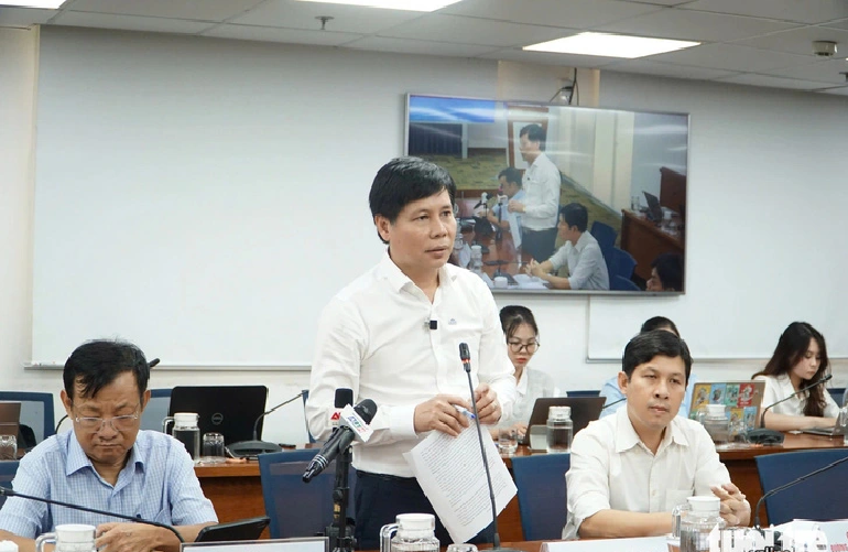 Phan Cong Bang, head of the Management Authority for Urban Railways of Ho Chi Minh City, reports the operation of the first metro line in the city. Photo: Thao Le / Tuoi Tre