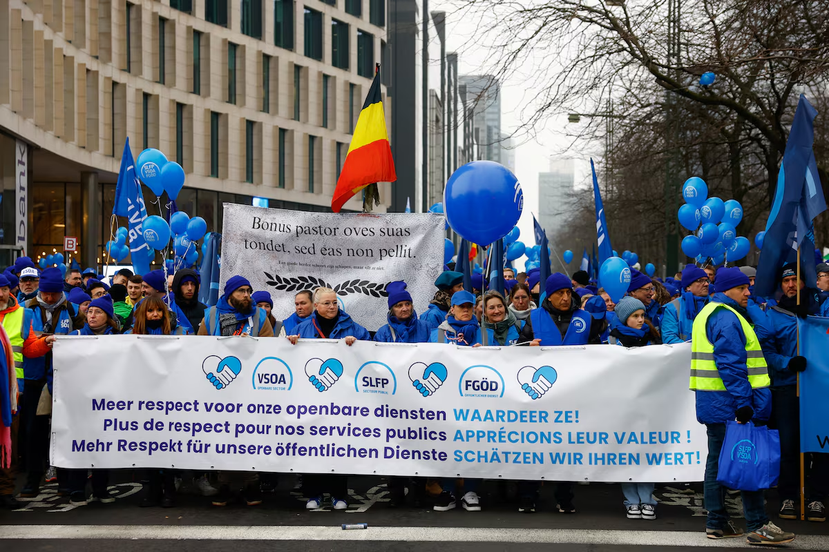 Workers and members of trade unions hold banners and balloons at a demonstration, during a national strike demanding stronger public services in Brussels, Belgium February 13, 2025. Photo: Reuters