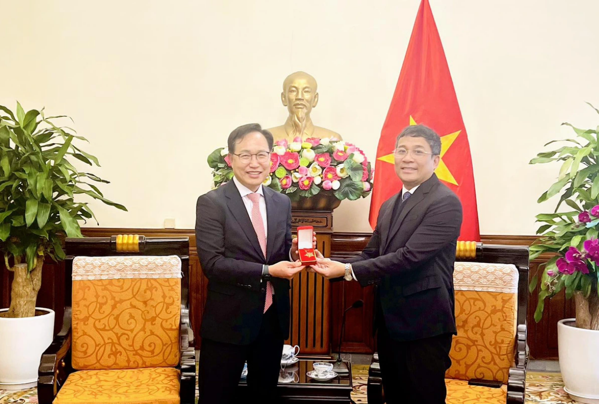 Samsung Vietnam leader honored for diplomatic contributions