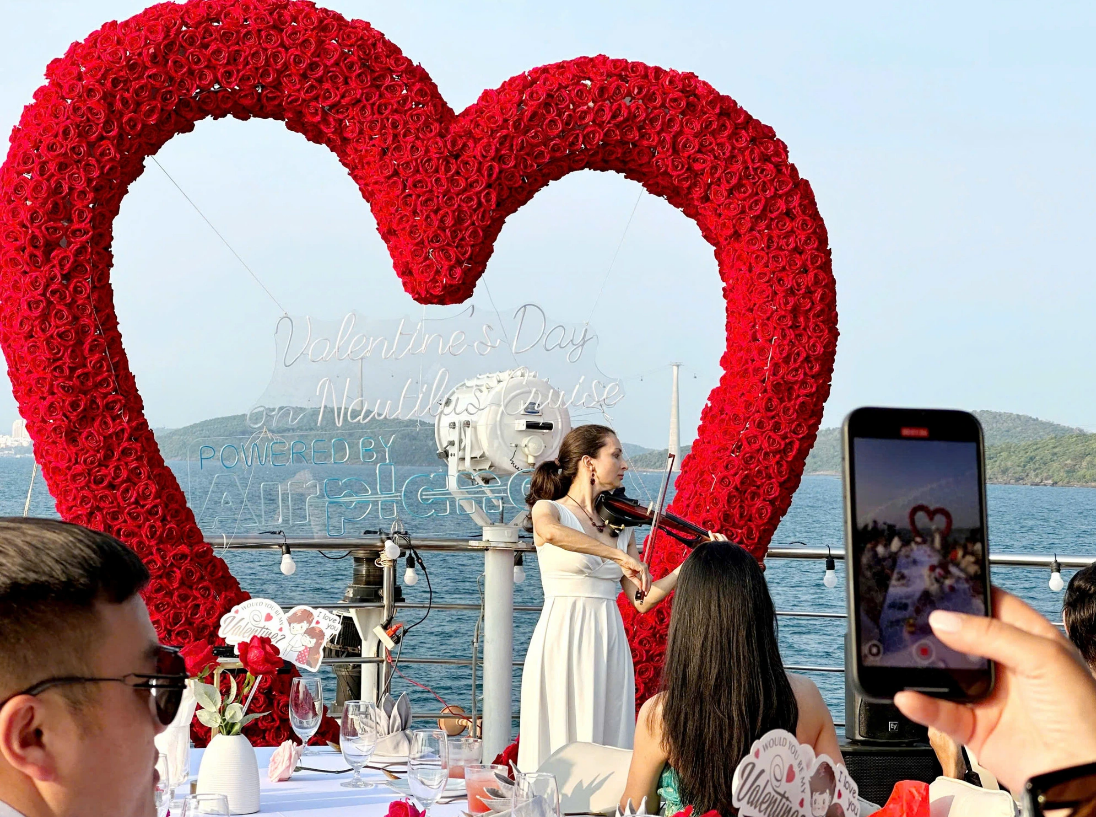 Mongolian couples enjoy music and savor local specialties on Valentine’s Day aboard a luxury yacht in Phu Quoc City, Kien Giang Province, southern Vietnam, February 14, 2025. Photo: Tien Minh / Tuoi Tre