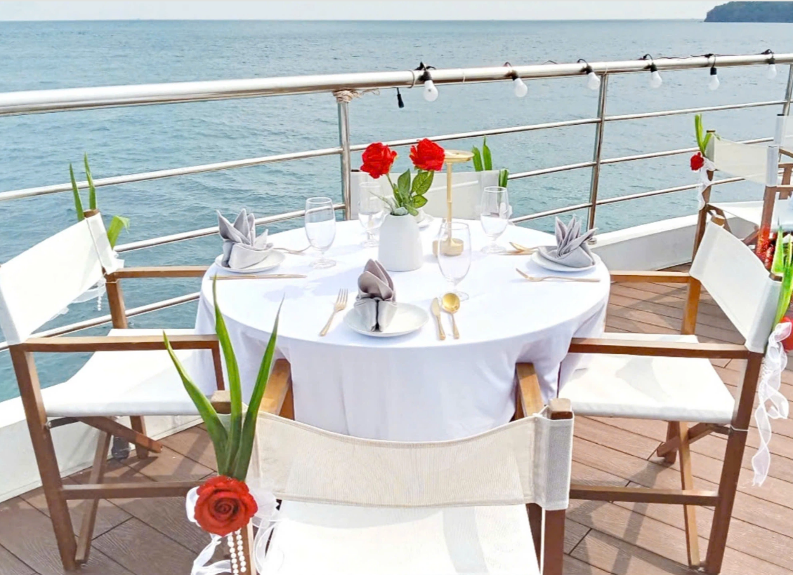 A table decorated for Mongolian couples to celebrate Valentine’s Day on a luxury yacht in Phu Quoc City, Kien Giang Province, southern Vietnam, February 14, 2025. Photo: Tien Minh / Tuoi Tre