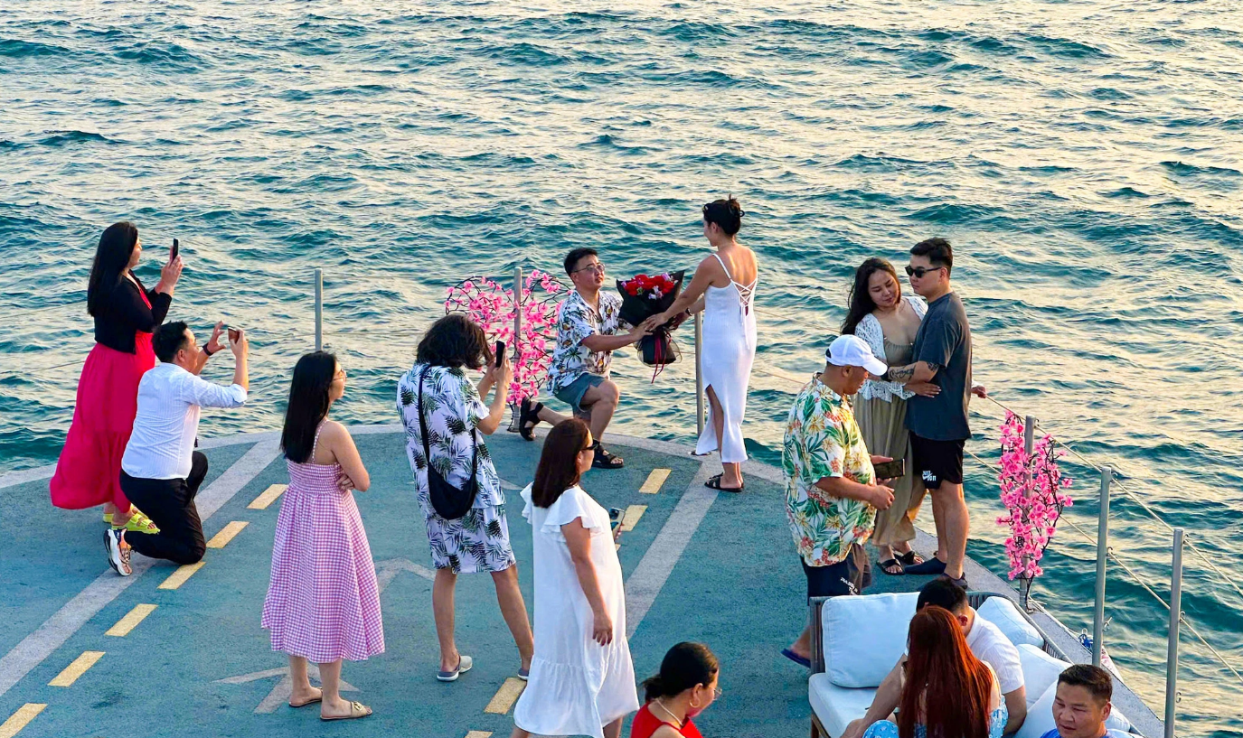 Mongolian couples experience an unforgettable Valentine’s Day celebration aboard a yacht in Phu Quoc City, Kien Giang Province, southern Vietnam, February 14, 2025. Photo: Tien Minh / Tuoi Tre