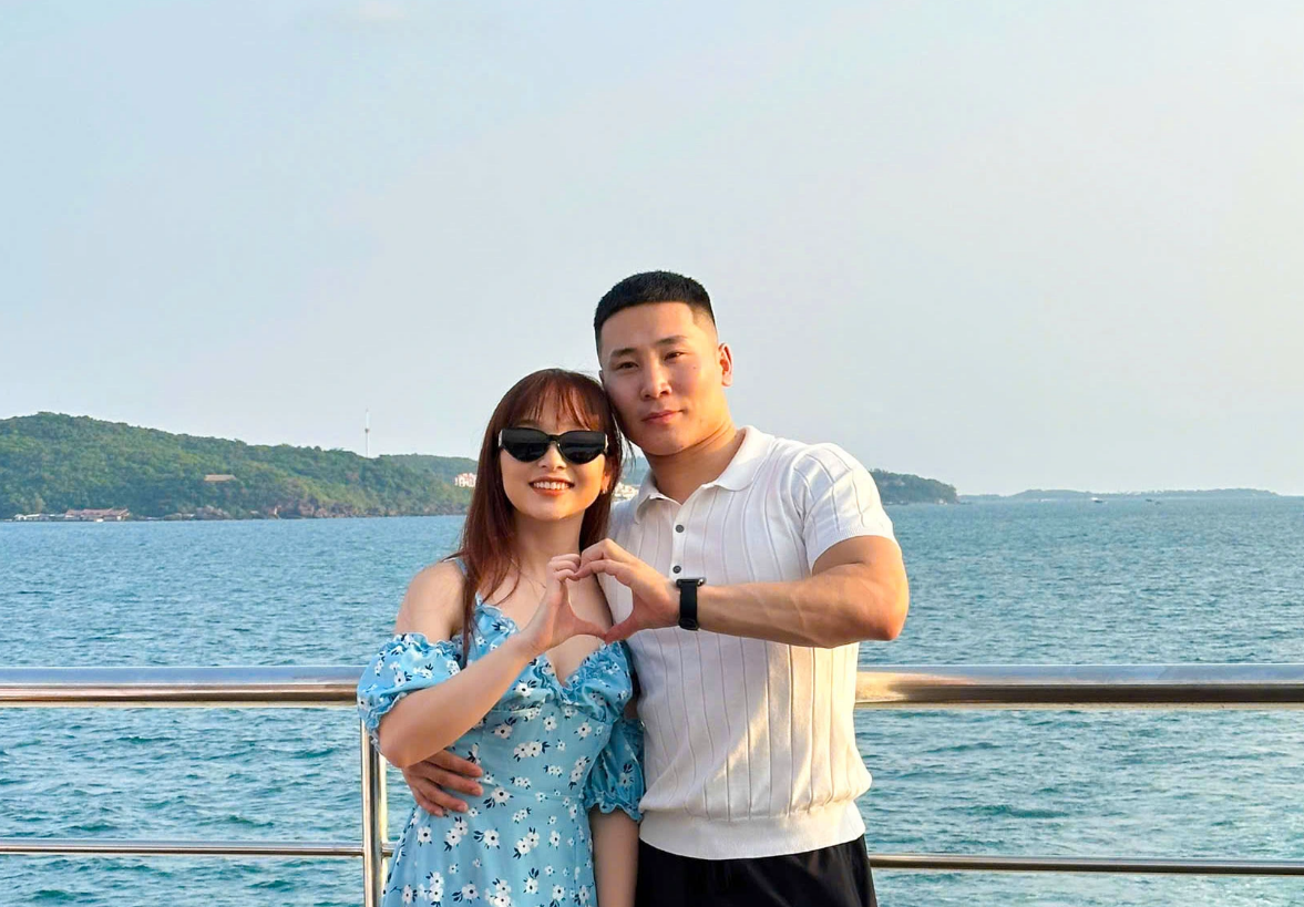 A Mongolian couple poses for a photo with a forest and seascape in the background on Valentine’s Day on a luxury yacht in Phu Quoc City, Kien Giang Province, southern Vietnam, February 14, 2025. Photo: Tien Minh / Tuoi Tre