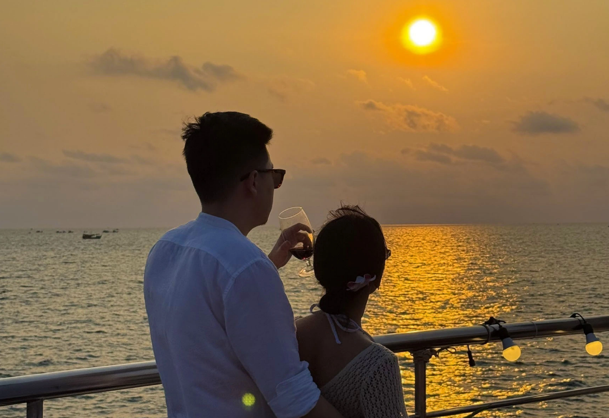 A Mongolian couple on board a luxury yacht watches the sunset in Phu Quoc City, Kien Giang Province, southern Vietnam, February 14, 2025. Photo: Tien Minh / Tuoi Tre