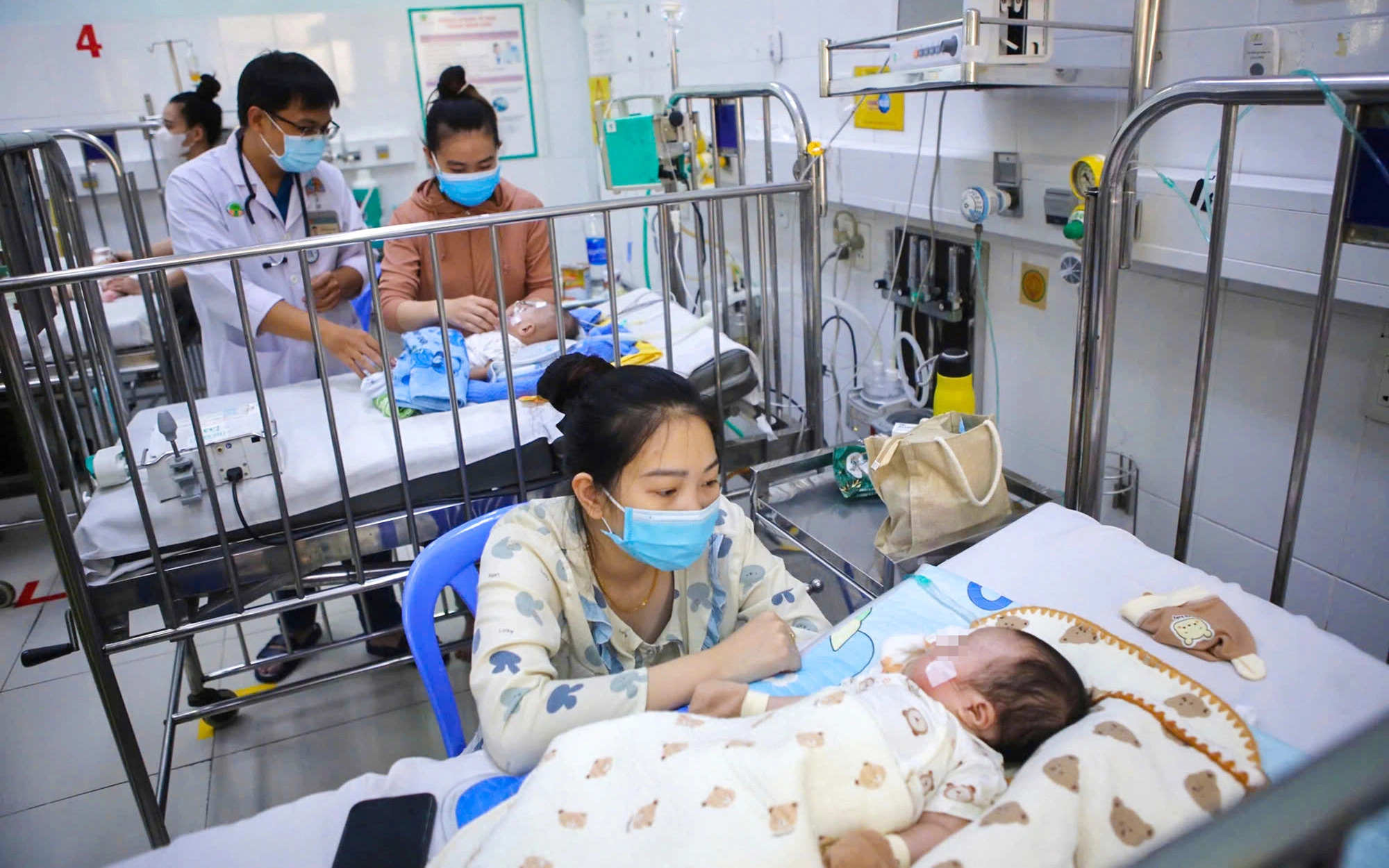 Parents urged to protect children's health amid unseasonal rains in southern Vietnam