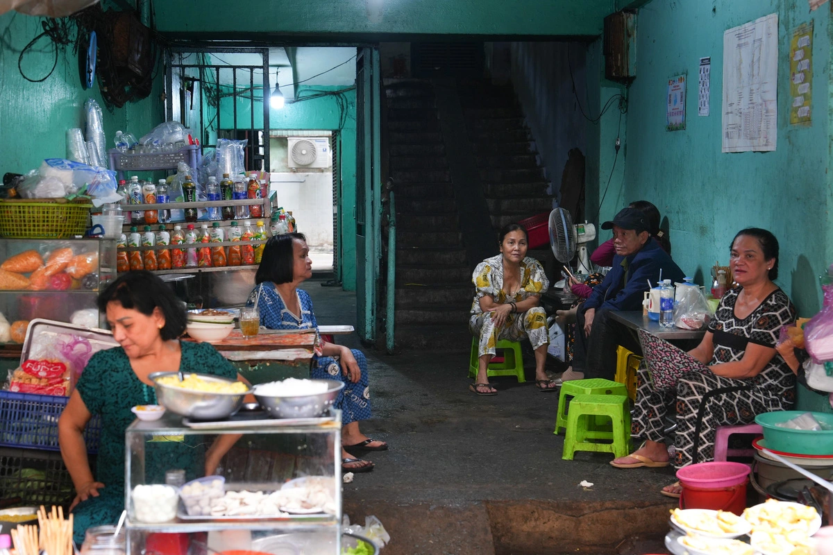 Chairman of the Ho Chi Minh City People's Committee Phan Van Mai has told the District 10 authorities to consider establishing a task force to provide information about the planning, objectives, and implementation plans for the apartment complex renovation project, as well as compensation, support and resettlement policies to affected households, so that residents can contribute suggestions and support the project. Photo: Huu Hanh / Tuoi Tre