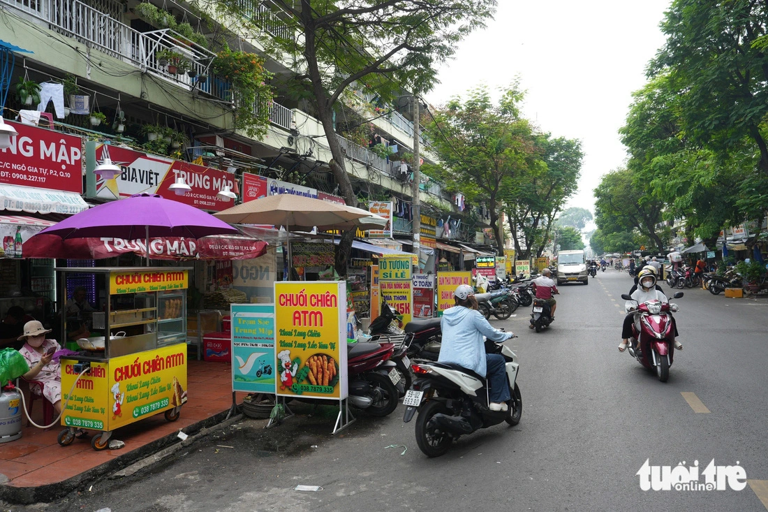 A leader of the District 10 People's Committee told Tuoi Tre (Youth) newspaper that the district is fulfilling the municipal chairman’s requirements to soon begin the renovation of the Ngo Gia Tu apartment complex. Photo: Huu Hanh / Tuoi Tre