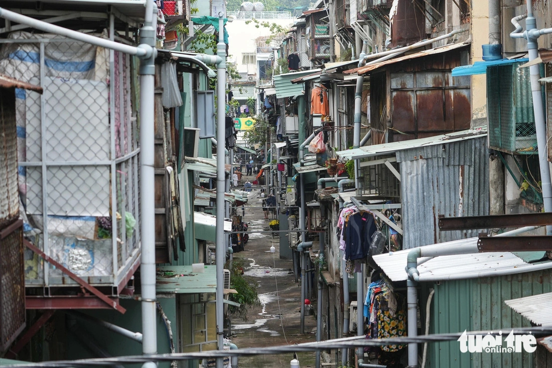 Due to the small size and deterioration of apartments in the Ngo Gia Tu apartment complex in Ho Chi Minh City, residents have built ‘tiger cages,’ which are balconies covered with iron cages, to expand their living space, posing a safety risk. Photo: Huu Hanh / Tuoi Tre