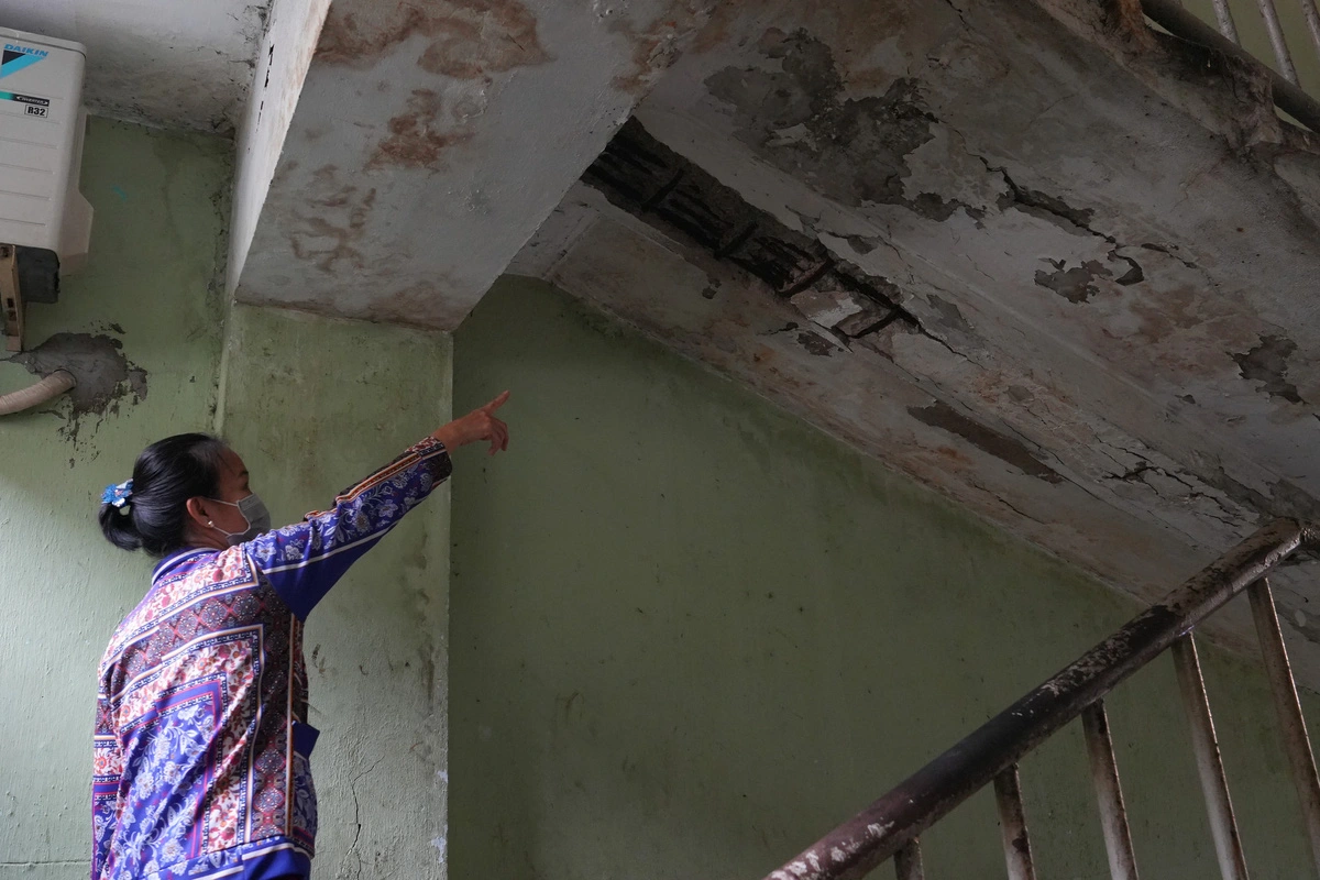 Many sections of the apartment complex's walls have peeled off, and the railings are rusted. Photo: Huu Hanh / Tuoi Tre