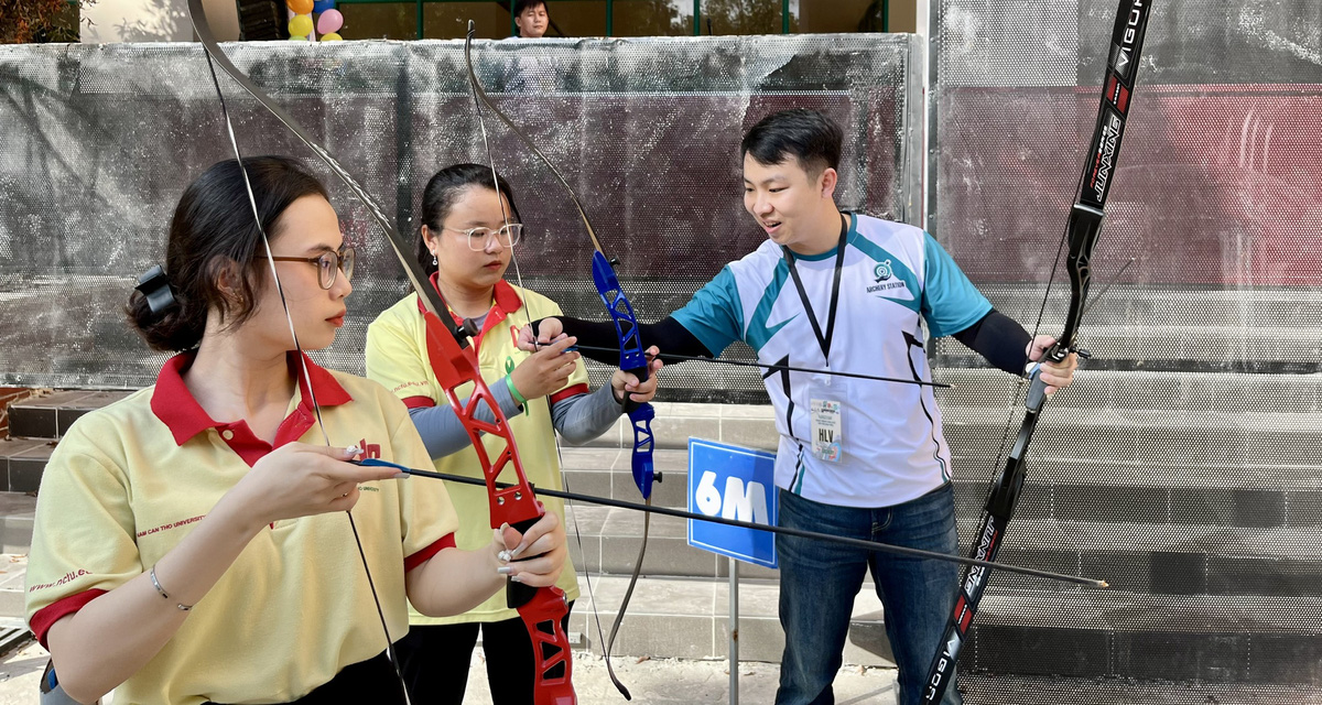 A coach trains new players at the Can Tho Archery Station in Ninh Kieu District, Can Tho City, southern Vietnam, February 16, 2025. Photo: Lan Ngoc / Tuoi Tre