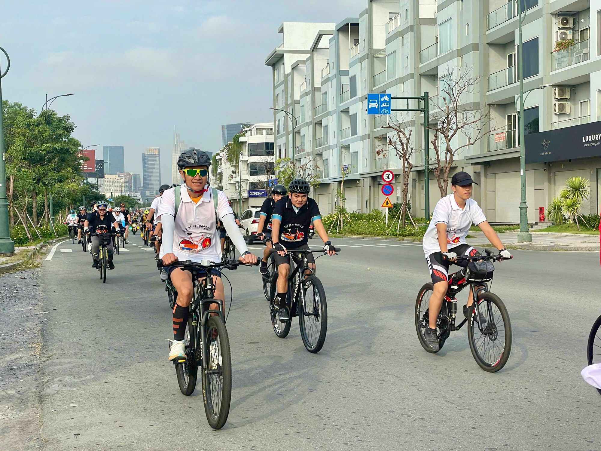 Participants cycle during the event organized by the Consulate General of the Netherlands in Ho Chi Minh City, February 16, 2025. Photo: Duc Khue / Tuoi Tre