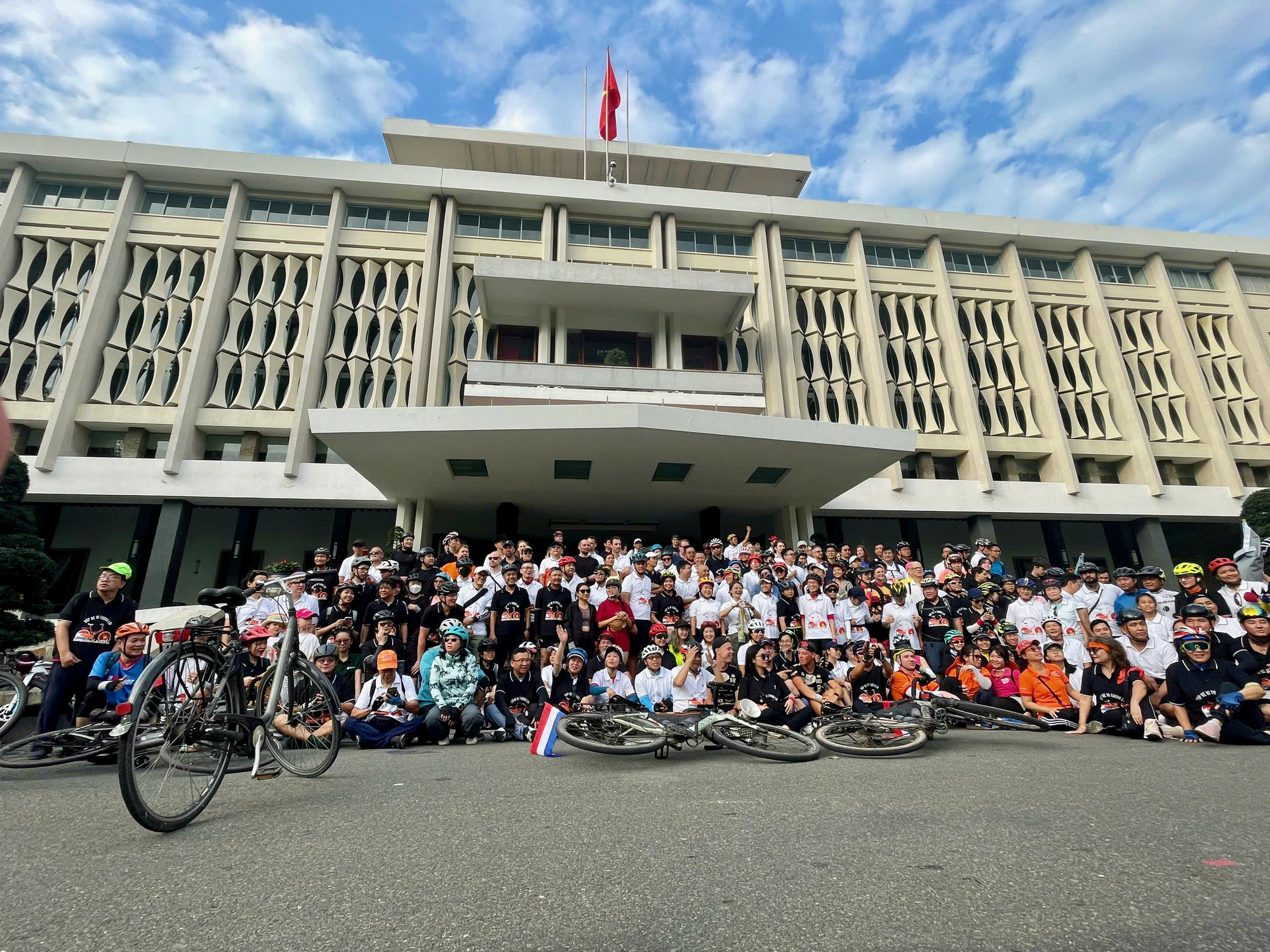 Participants of the cycling event organized by the Consulate General of the Netherlands in Ho Chi Minh City pose for a photo at the Independence Palace in District 1, Ho Chi Minh City, February 16, 2025. Photo: Duc Khue / Tuoi Tre