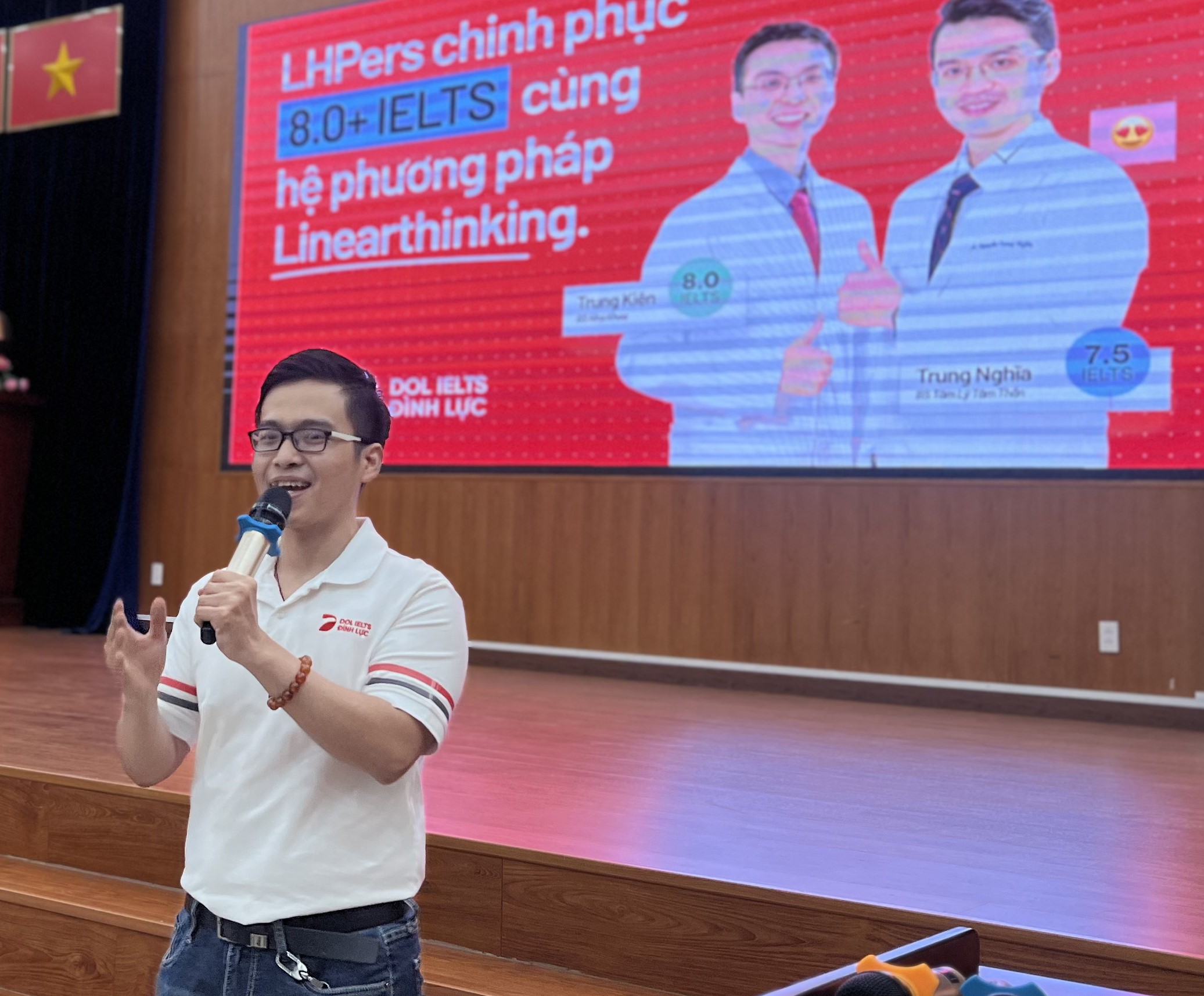 Tran Anh Khoa returns to his alma mater, Le Hong Phong High School for the Gifted in Ho Chi Minh City, to share how the Linearthinking English learning method helped him achieve a perfect IELTS score.