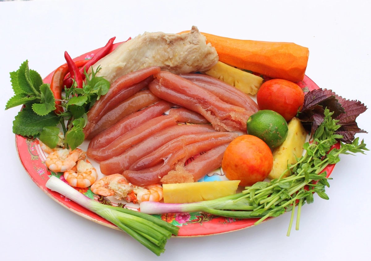 The ingredients to make flying fish roe salad. Photo: Tien Sa / Tuoi Tre