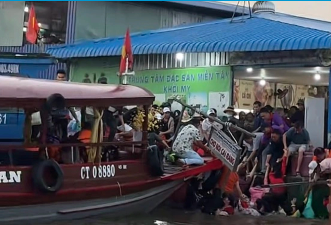 Tourists fall into river while visiting floating market in Vietnam’s Mekong Delta