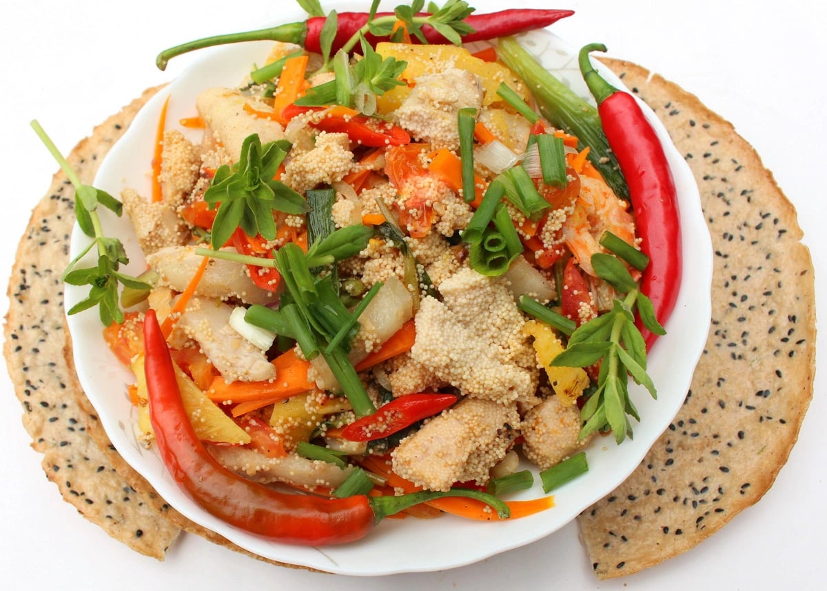 Flying fish roe salad is best enjoyed with crispy grilled rice paper. Photo: Tien Sa / Tuoi Tre