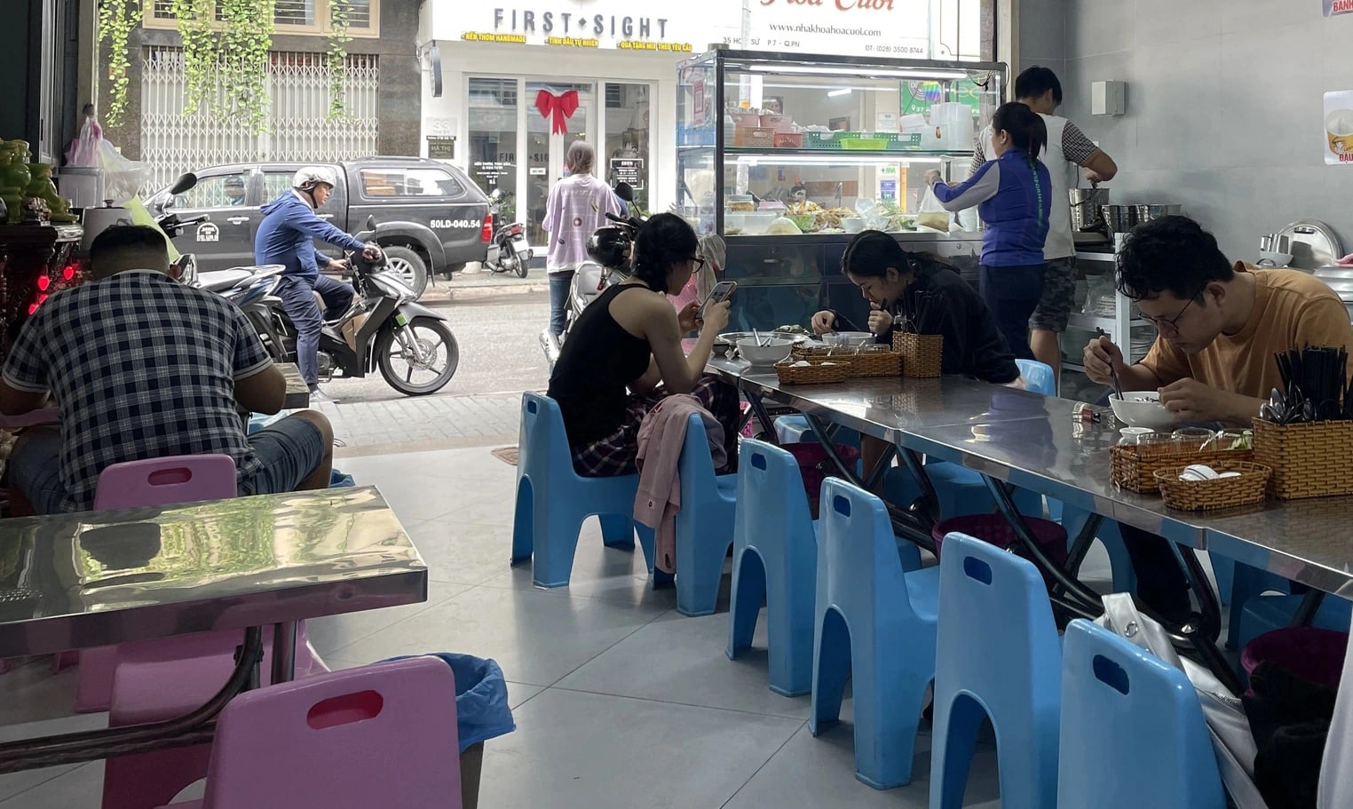 Diners enjoy Phu Yen delicacies at Cô Mai Phú Yên in Phu Nhuan District, Ho Chi Minh City. Photo: Lan Huong / Tuoi Tre