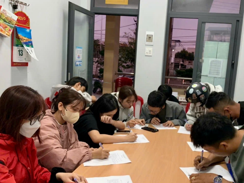 A group of young people at the police station pledging not to repeat their action of standing in the middle of a road to take photos in Quy Nhon City, Binh Dinh Province, south-central Vietnam. Photo: B.D.