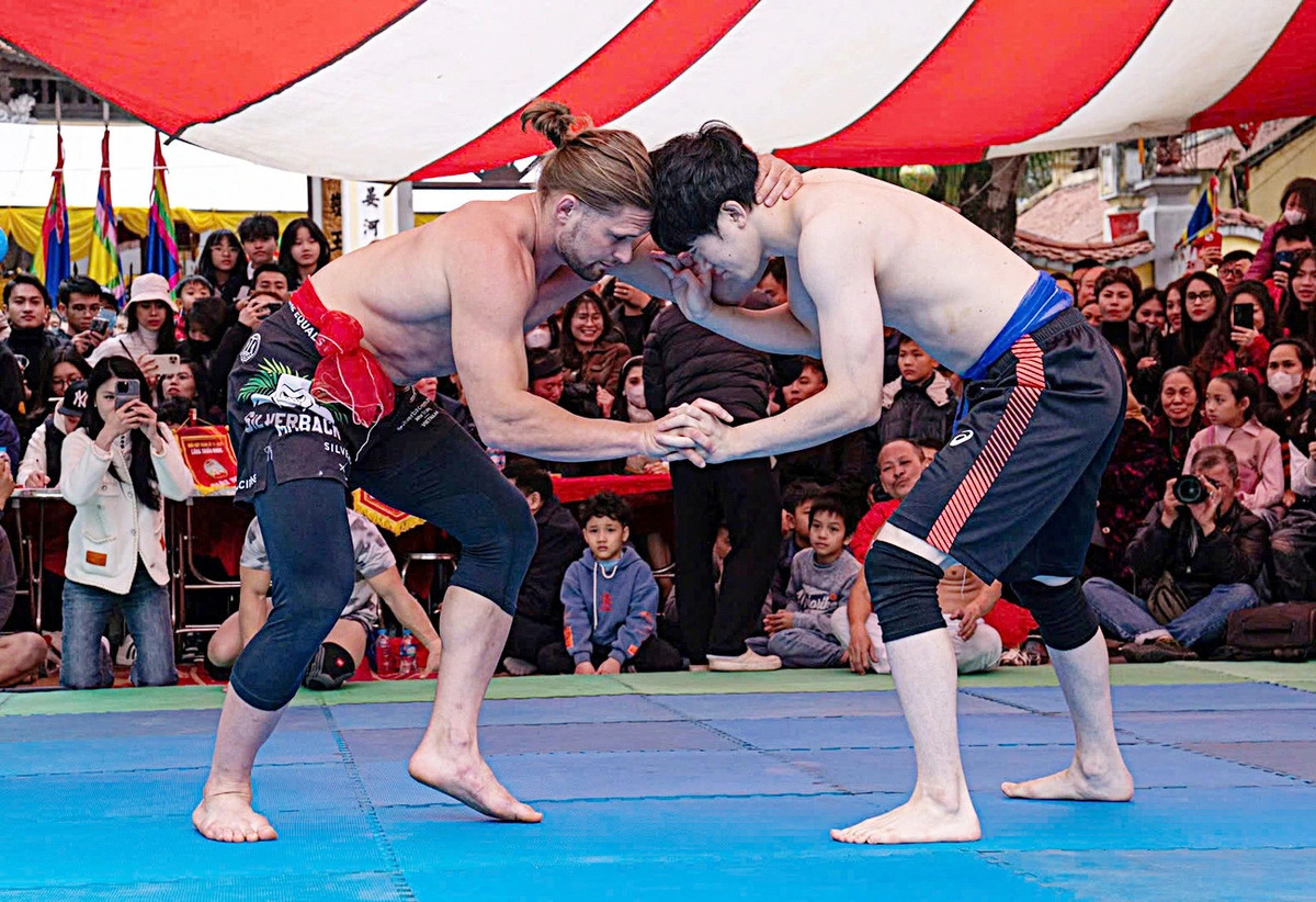 Zakhar Dzmitrychenka (L) competes in a wrestling match in a northern Vietnamese province. Photo: Grapplingvietnam