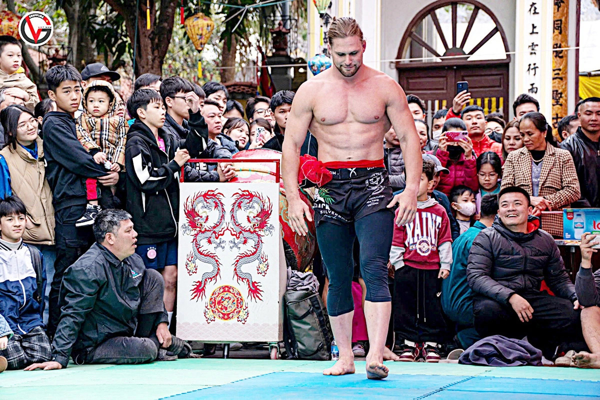 Zakhar Dzmitrychenka prepares for a wrestling match. Photo: Grapplingvietnam