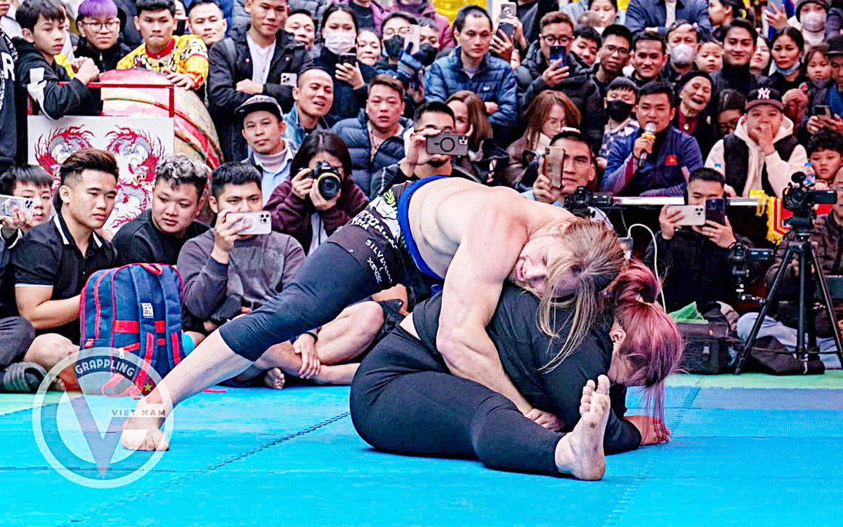 Zakhar Dzmitrychenka (top) competes in a wrestling match against Vietnamese female wrestler Nguyen Thi Thanh Truc. Photo: Grapplingvietnam