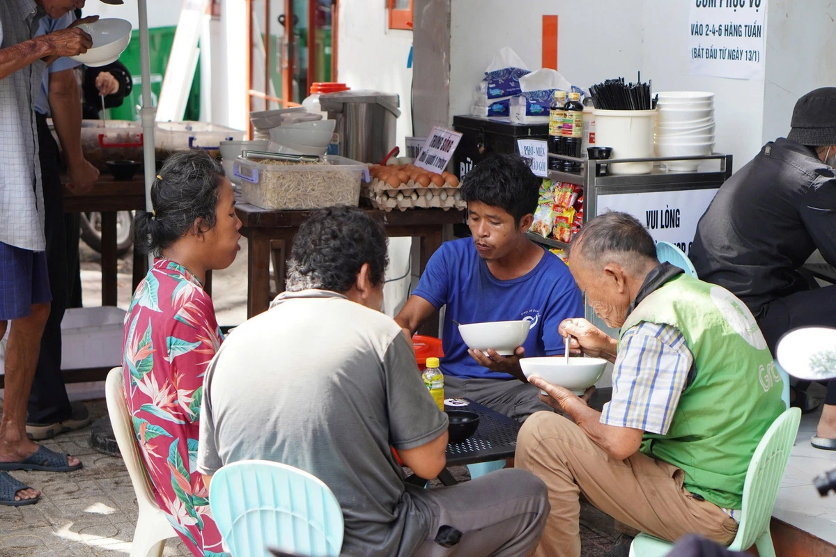 Eatery serves meals to laborers in southern Vietnam for VND1,000