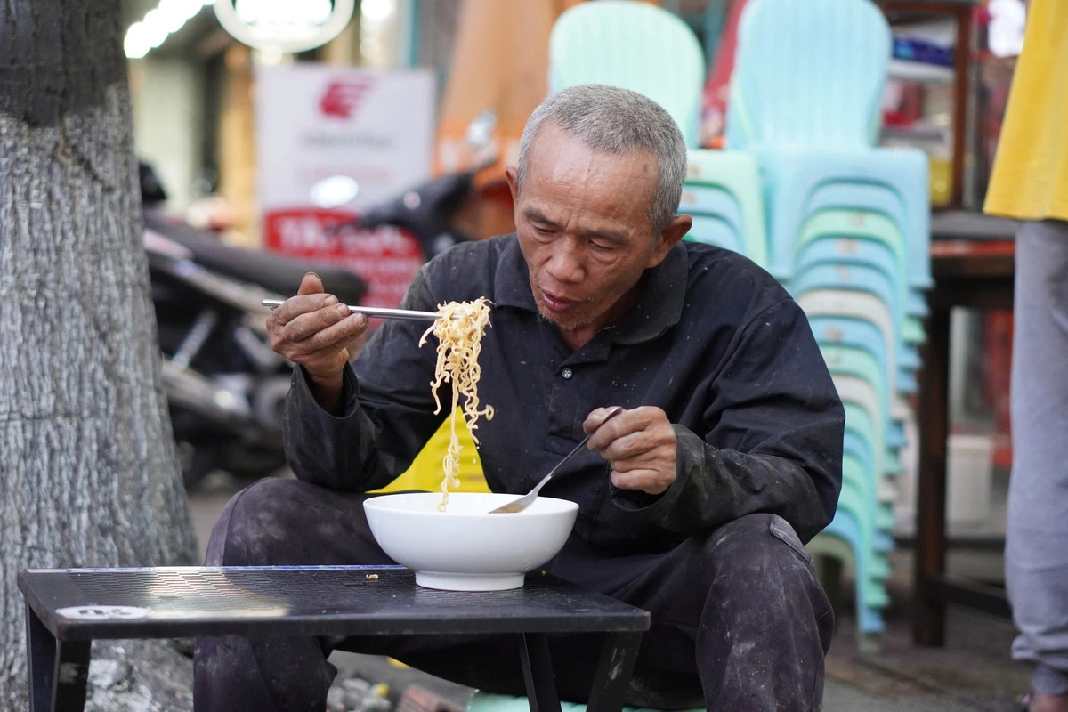 Ut, a 58-year-old man from southern Ben Tre Province, says since the eatery opened, he worries less about food. Photo: Be Hieu / Tuoi Tre