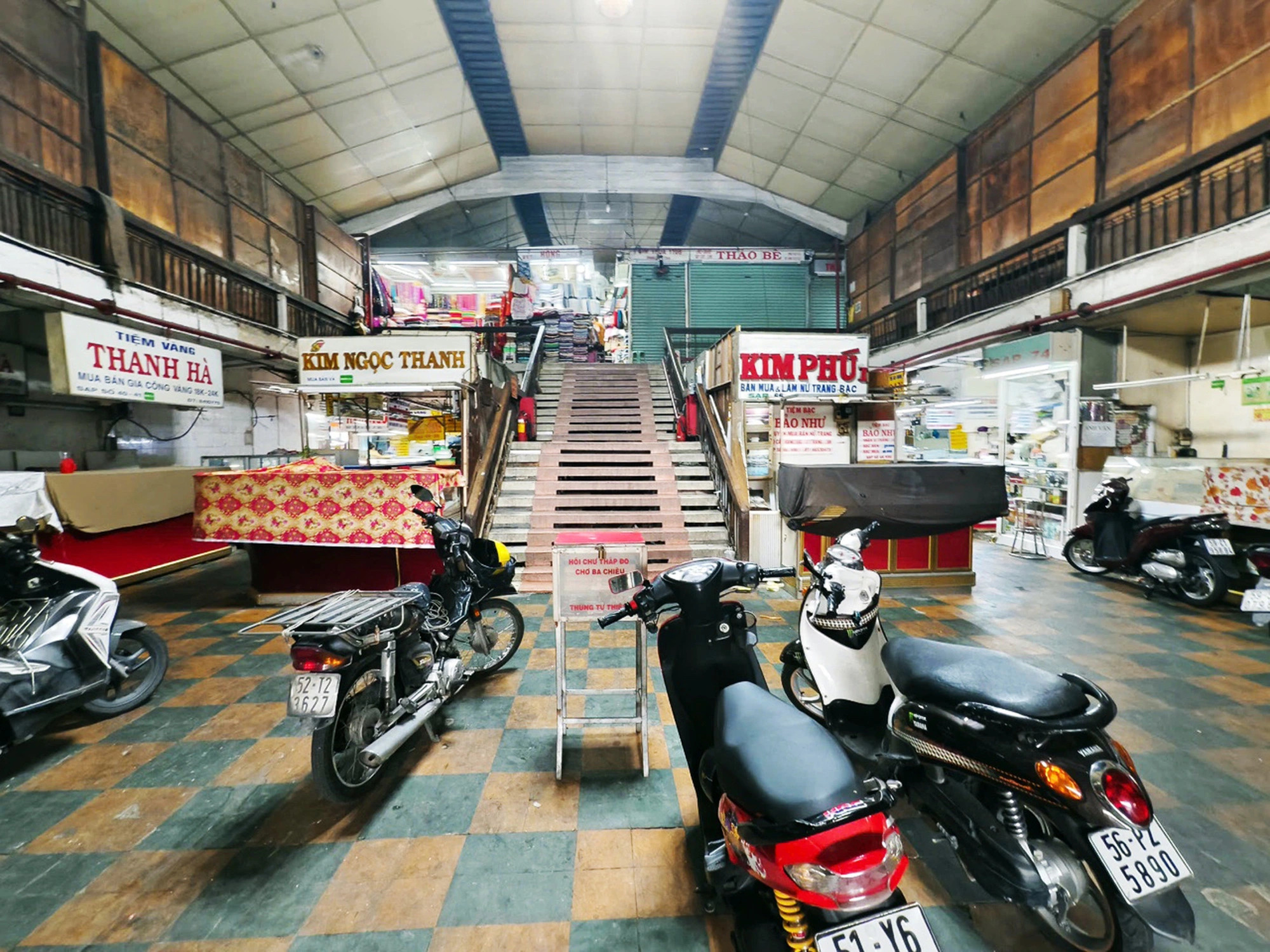 A prime location near the main entrance of Ba Chieu Market in Binh Thanh District, Ho Chi Minh City was converted into a makeshift motorbike parking lot. Photo: Nhat Xuan / Tuoi Tre