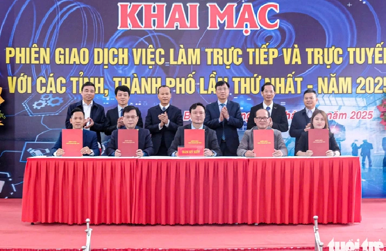 Representatives of departments and agencies in Bac Giang Province witness the signing ceremony of a memorandum of understanding on training and supplying human resources in the province. Photo: Ha Quan / Tuoi Tre