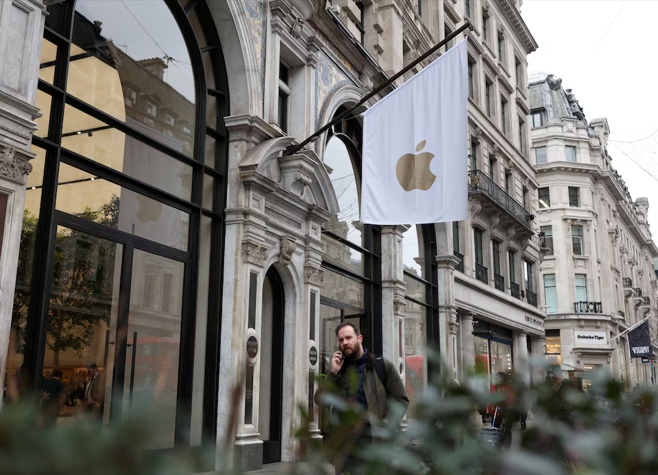 People walk past an Apple store in London, Britain, January 13, 2025. Photo: Reuters