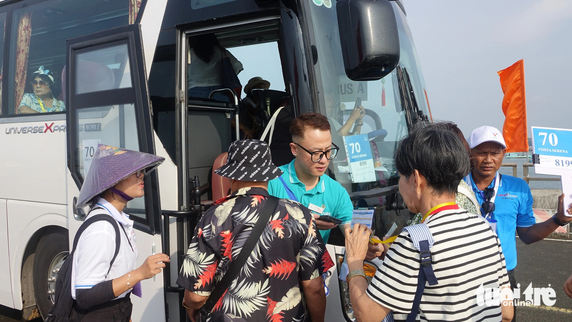 Tourists get on a bus to visit attractions on Phu Quoc Island, off the coast of Kien Giang Province in southern Vietnam, February 20, 2025. Photo: Chi Cong / Tuoi Tre