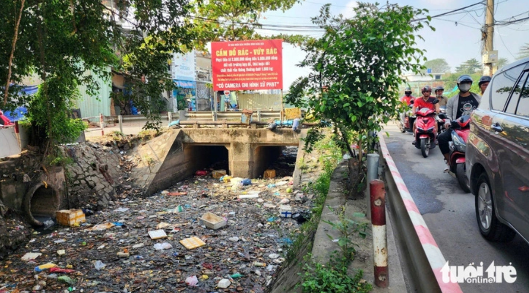 Ho Chi Minh City canals overrun with garbage