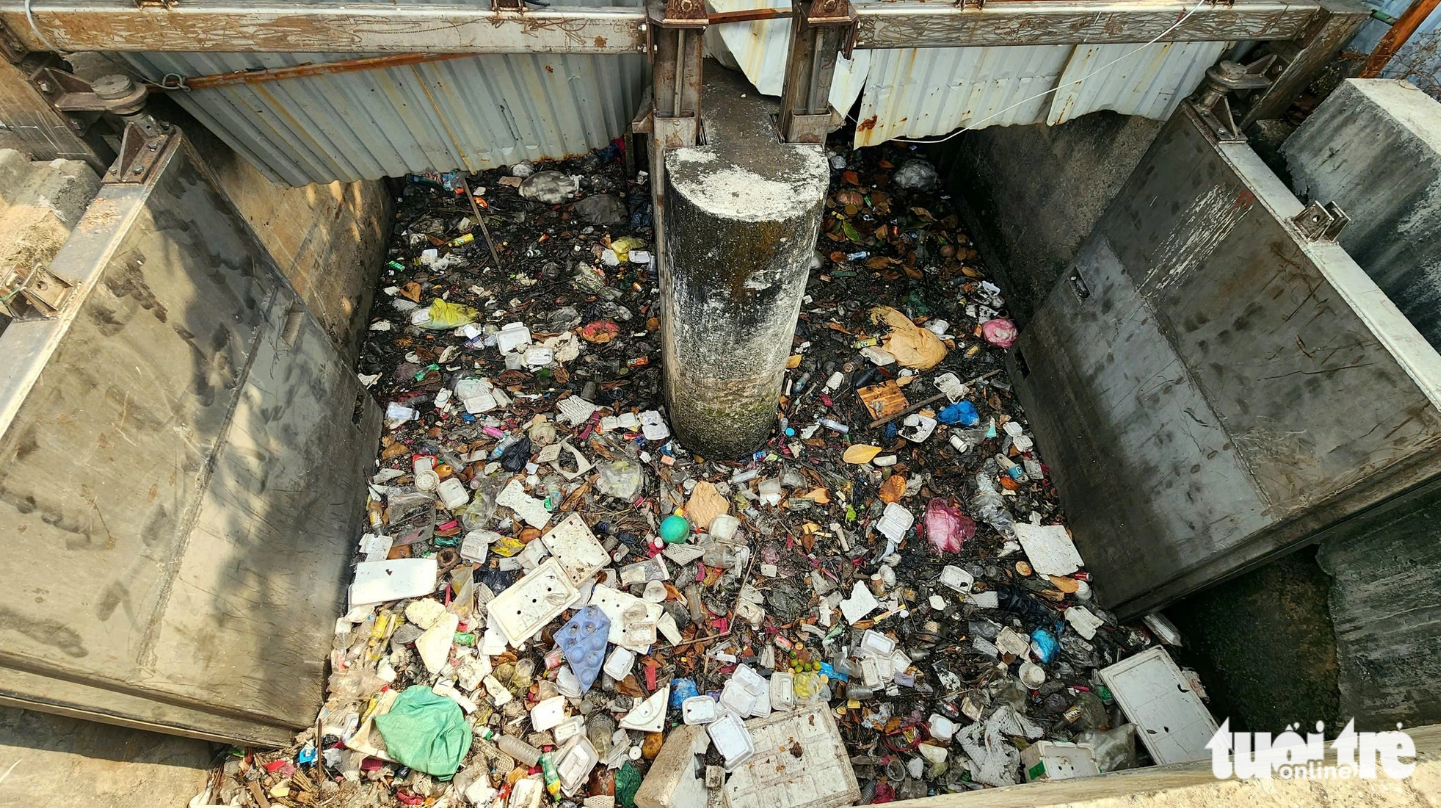 A section of Canal 19/5 in Binh Tan District, Ho Chi Minh City is filled with trash. Photo: Ngoc Khai / Tuoi Tre