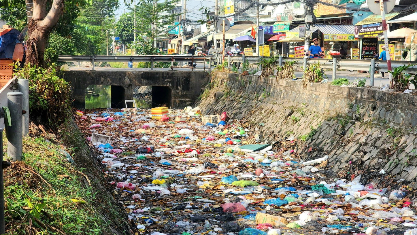 A floating carpet of trash pollutes Canal 19/5 in Binh Tan District, Ho Chi Minh City. Photo: Ngoc Khai / Tuoi Tre