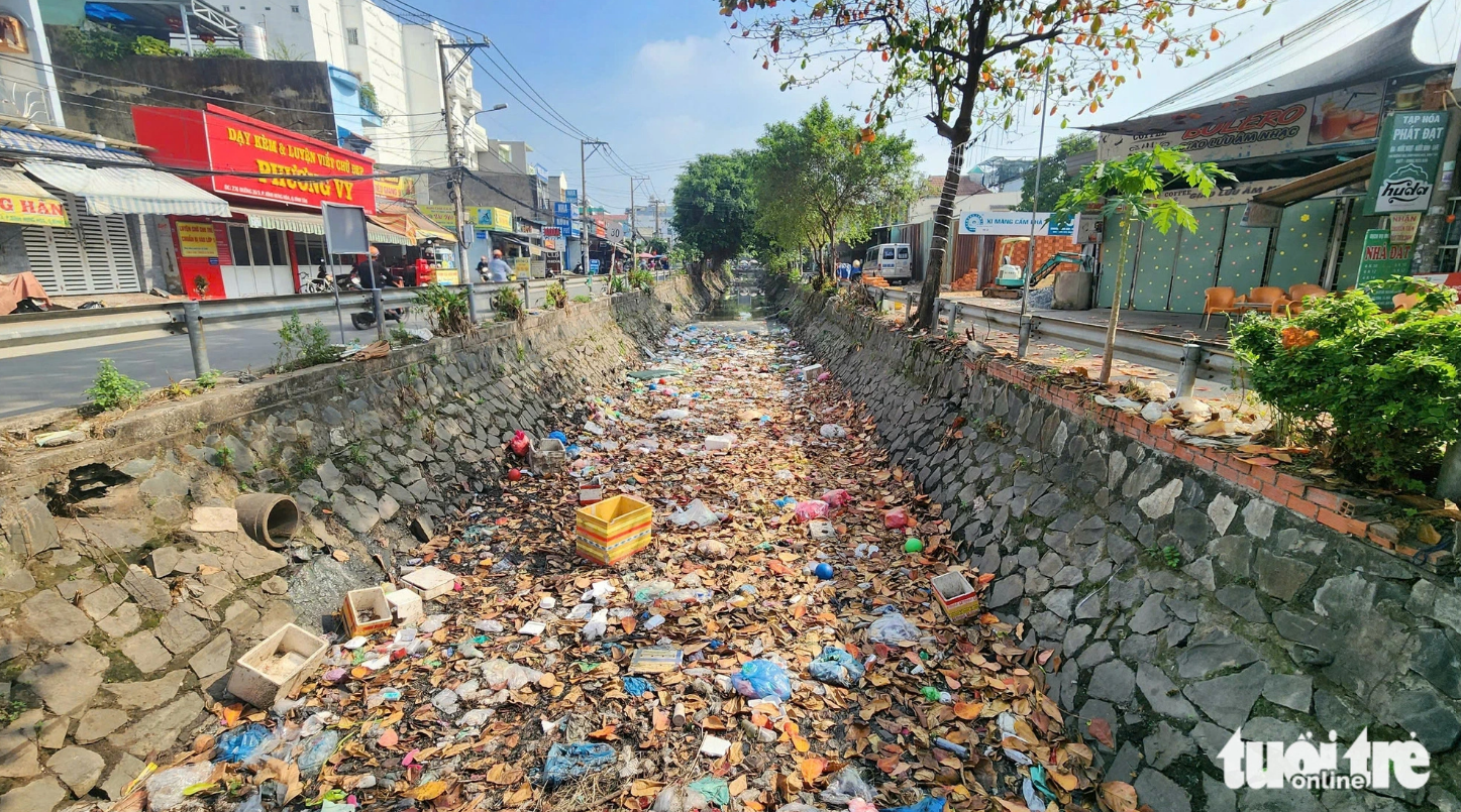 A stretch of a canal in Ho Chi Minh City is polluted by garbage. Photo: Ngoc Khai / Tuoi Tre