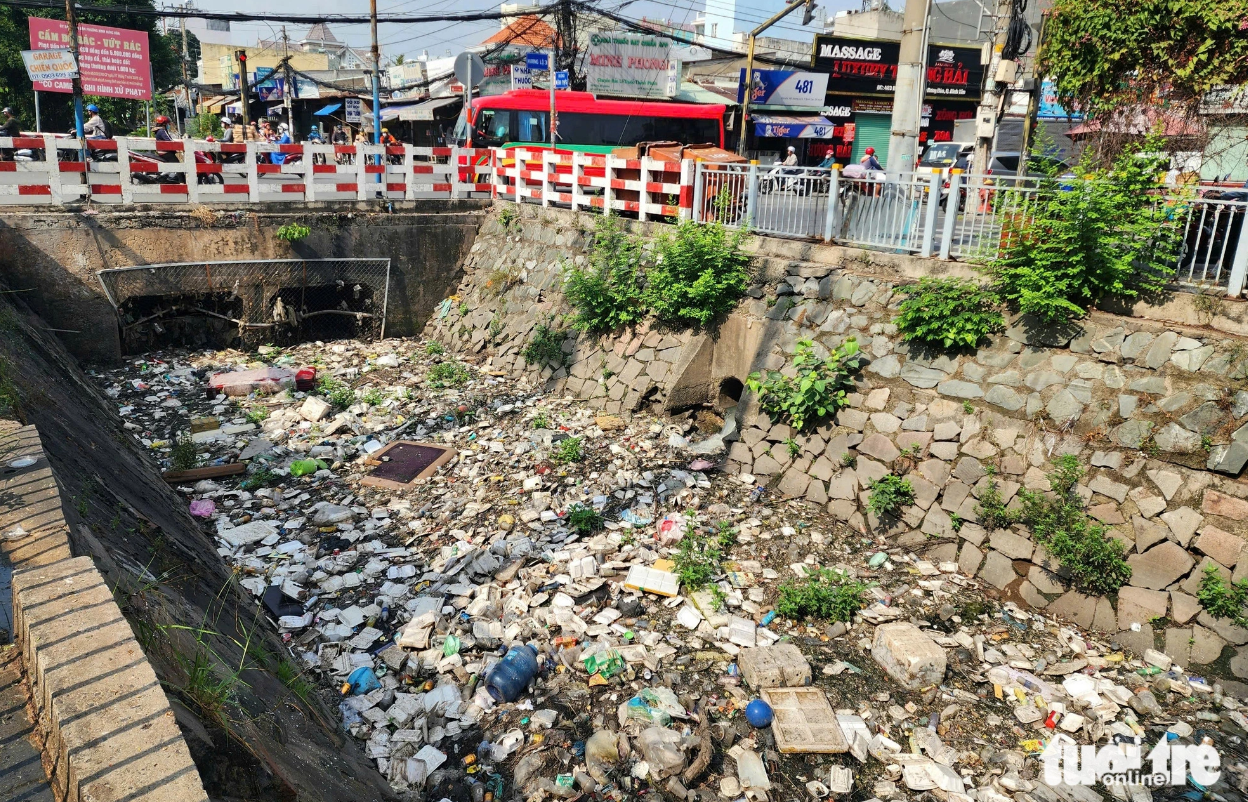 Several types of waste cover a section of Canal 19/5 in Tan Phu District, Ho Chi Minh City. Photo: Ngoc Khai / Tuoi Tre