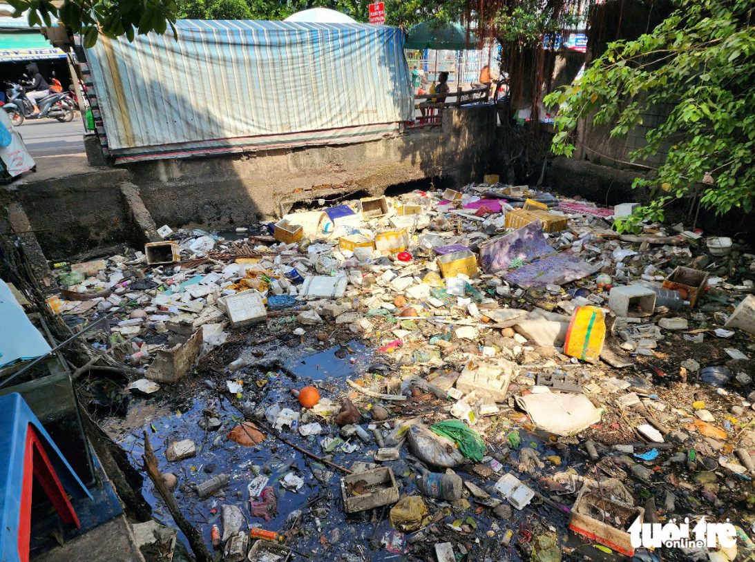 Hy Vong Canal in Tan Binh District, Ho Chi Minh City is heavily polluted by garbage. Photo: Ngoc Khai / Tuoi Tre