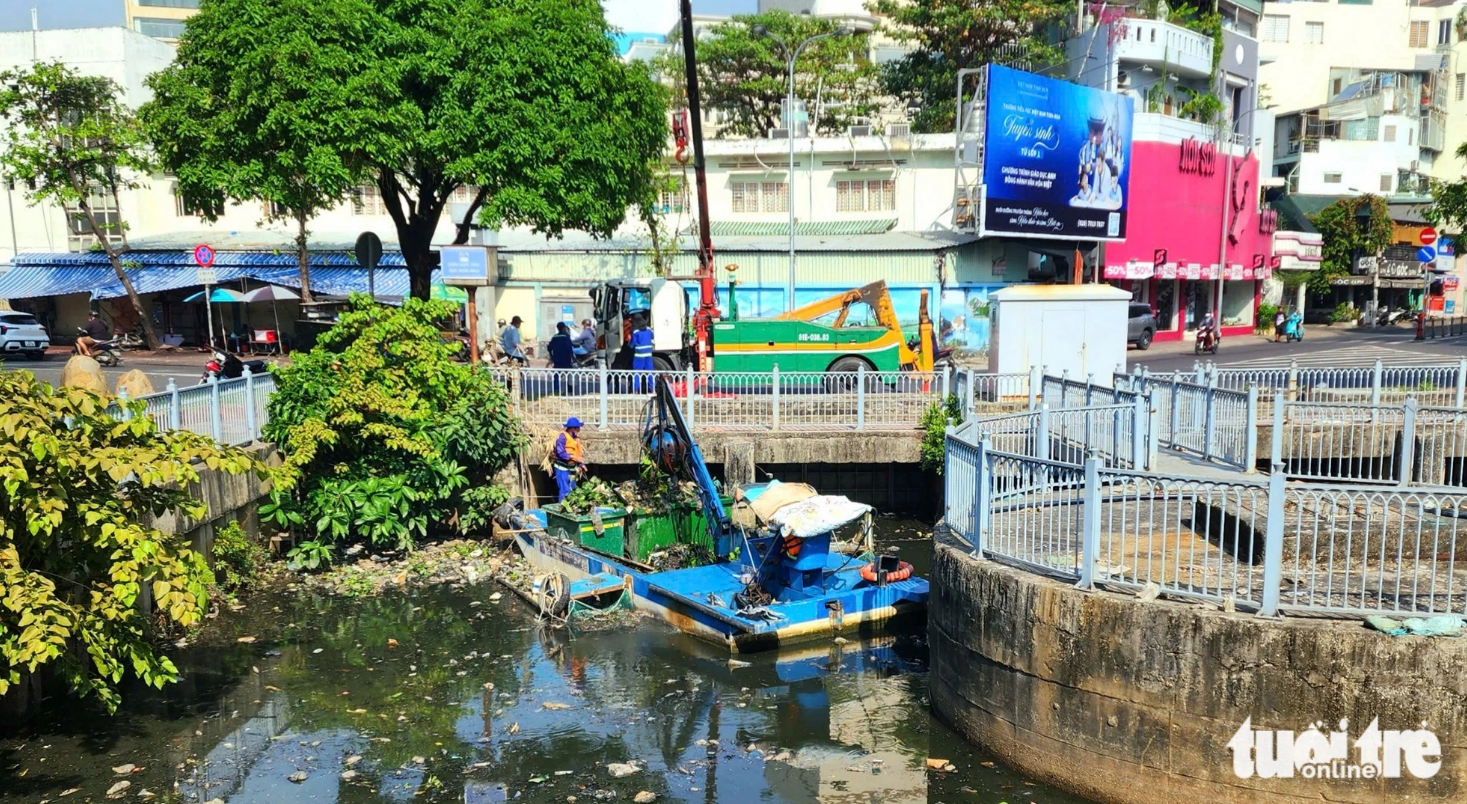 Sanitation employees remove garbage from Nhieu Loc - Thi Nghe Canal in Tan Binh District, Ho Chi Minh City. Photo: Ngoc Khai / Tuoi Tre