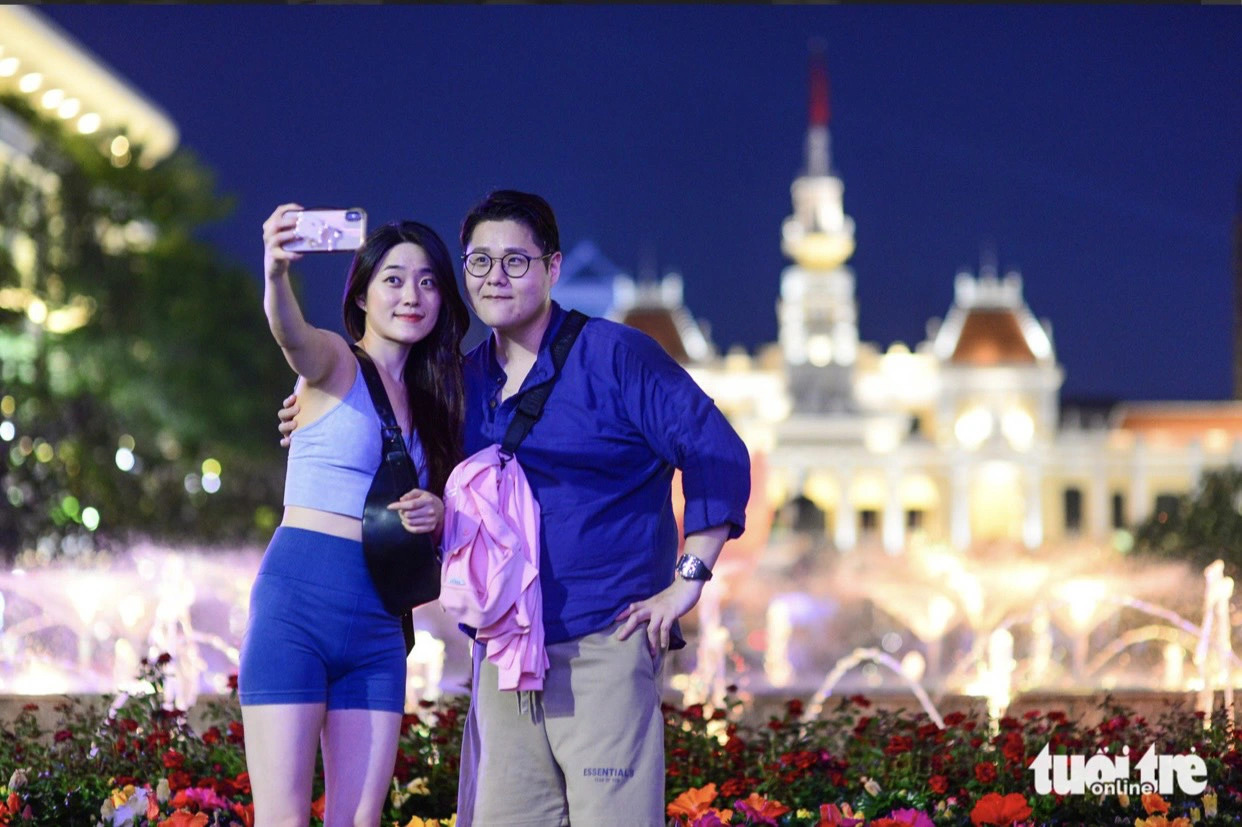 South Korean tourists take a selfie photo on Nguyen Hue Pedestrian Street in District 1, Ho chi Minh City, Vietnam. Photo: Quang Dinh / Tuoi Tre