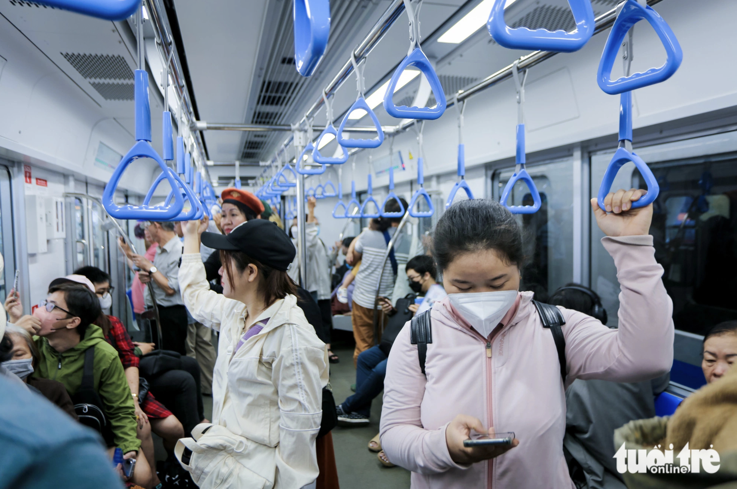 Residents ride the metro in Ho Chi Minh City, December 23, 2024. Photo: Chau Tuan / Tuoi Tre