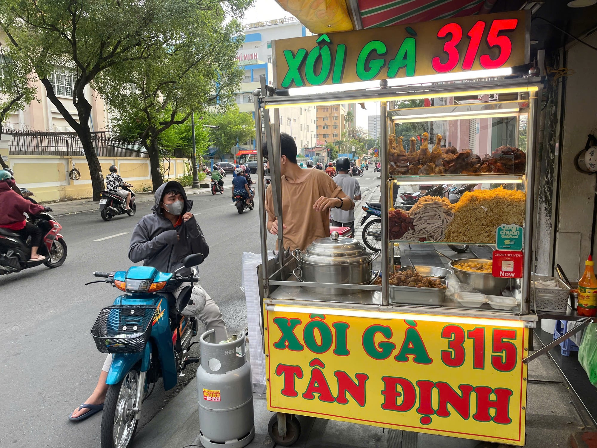 Customers arrive as soon as the shop opens. Photo: Lan Huong / Tuoi Tre