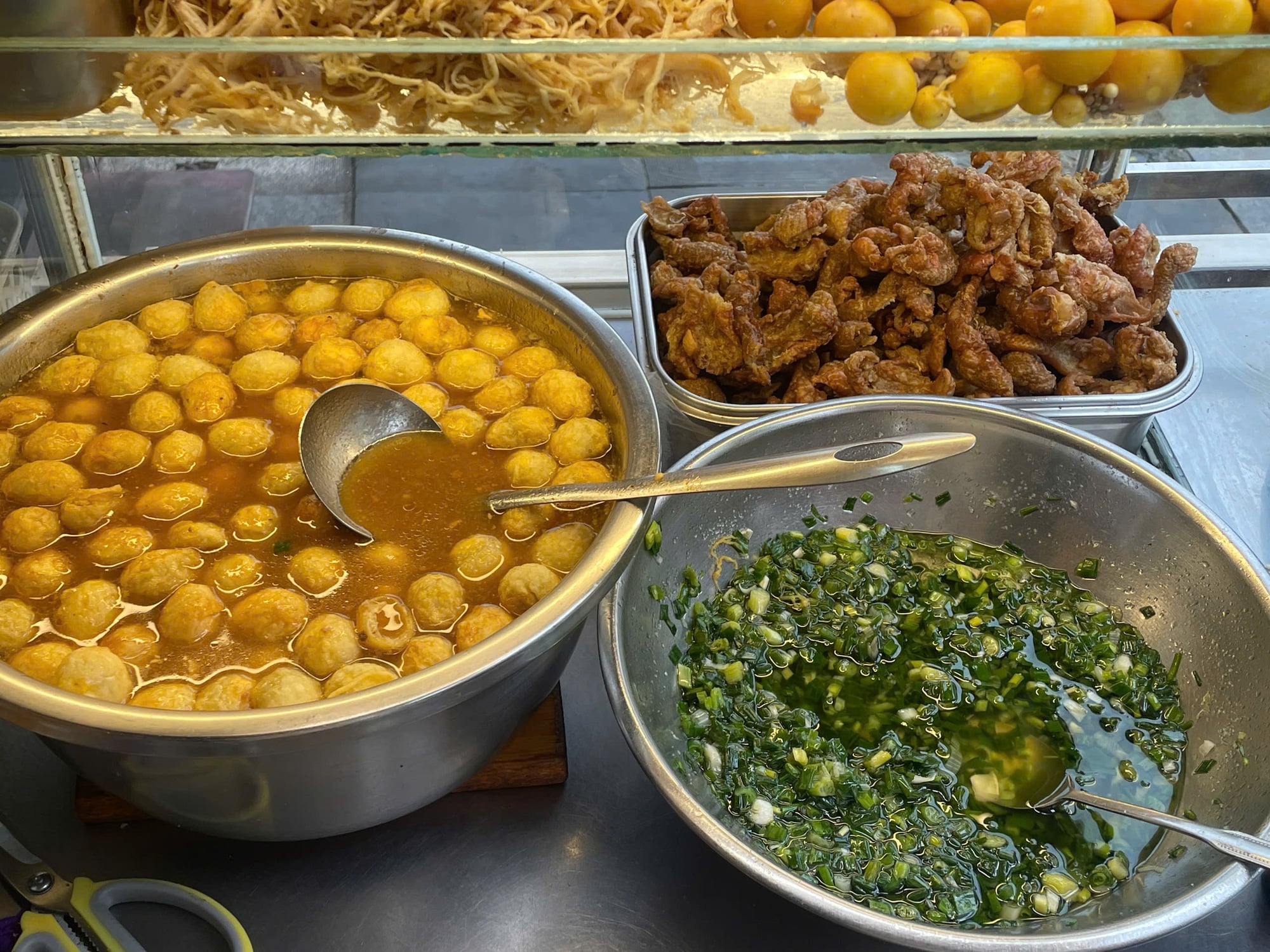 A variety of toppings served with the sticky rice at Xoi Ga 315 Tan Dinh on Tran Quoc Toan Street in District 3, Ho Chi Minh City. Photo: Lan Huong / Tuoi Tre