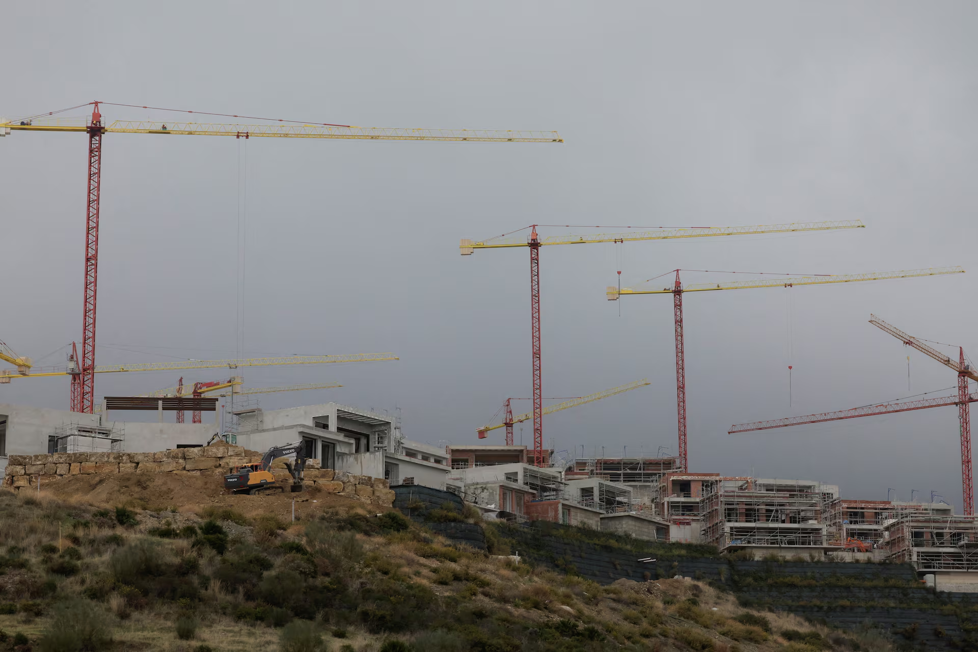 Cranes are seen over houses under construction of La Finca de Jasmine, a residential project of luxury villas with clubhouse and spa, in Benahavis, Spain, November 6, 2024. Photo: Reuters