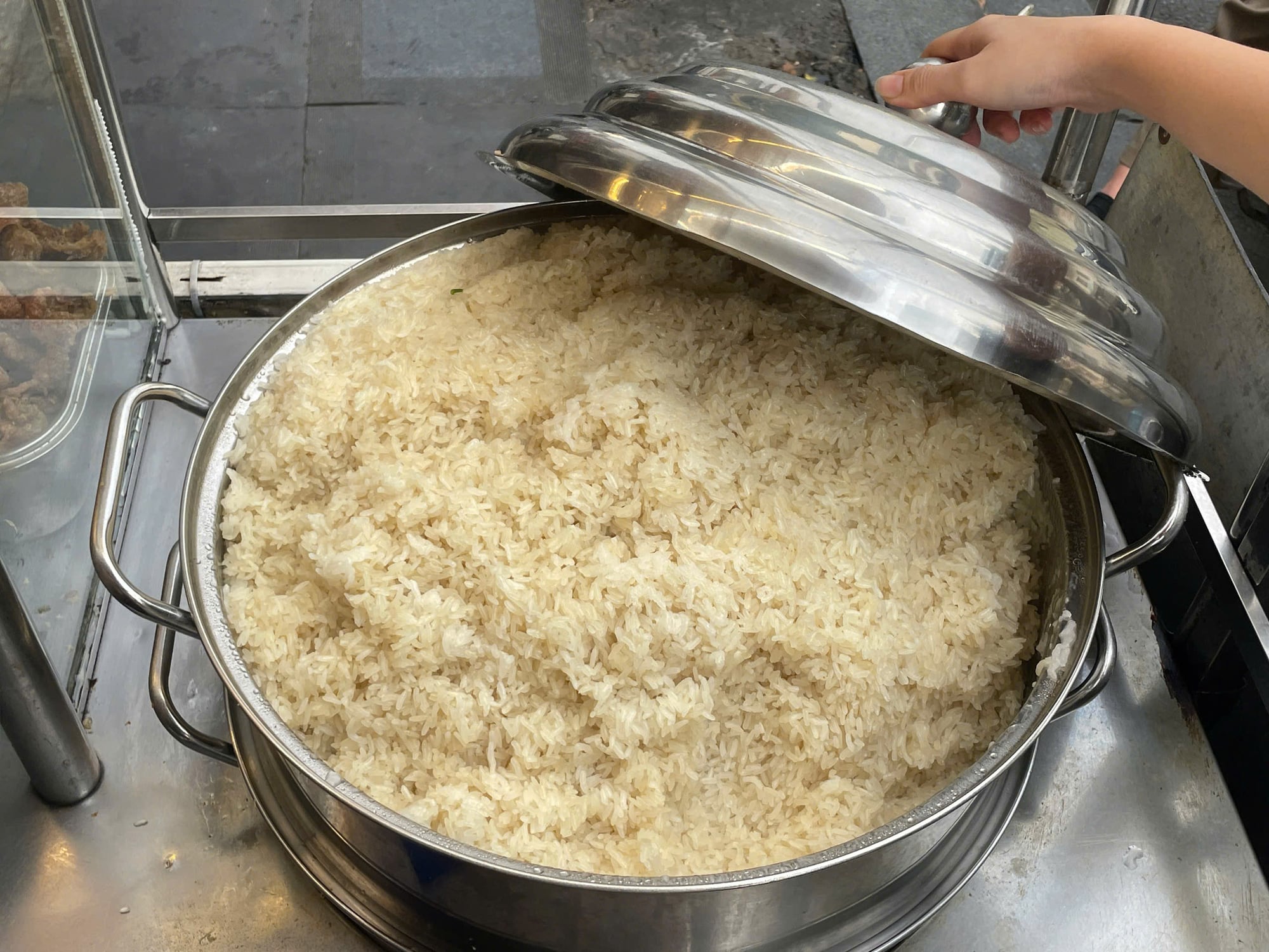 Soft, chewy, fragrant glutinous rice at Xoi Ga 315 Tan Dinh on Tran Quoc Toan Street in District 3, Ho Chi Minh City. Photo: Lan Huong / Tuoi Tre