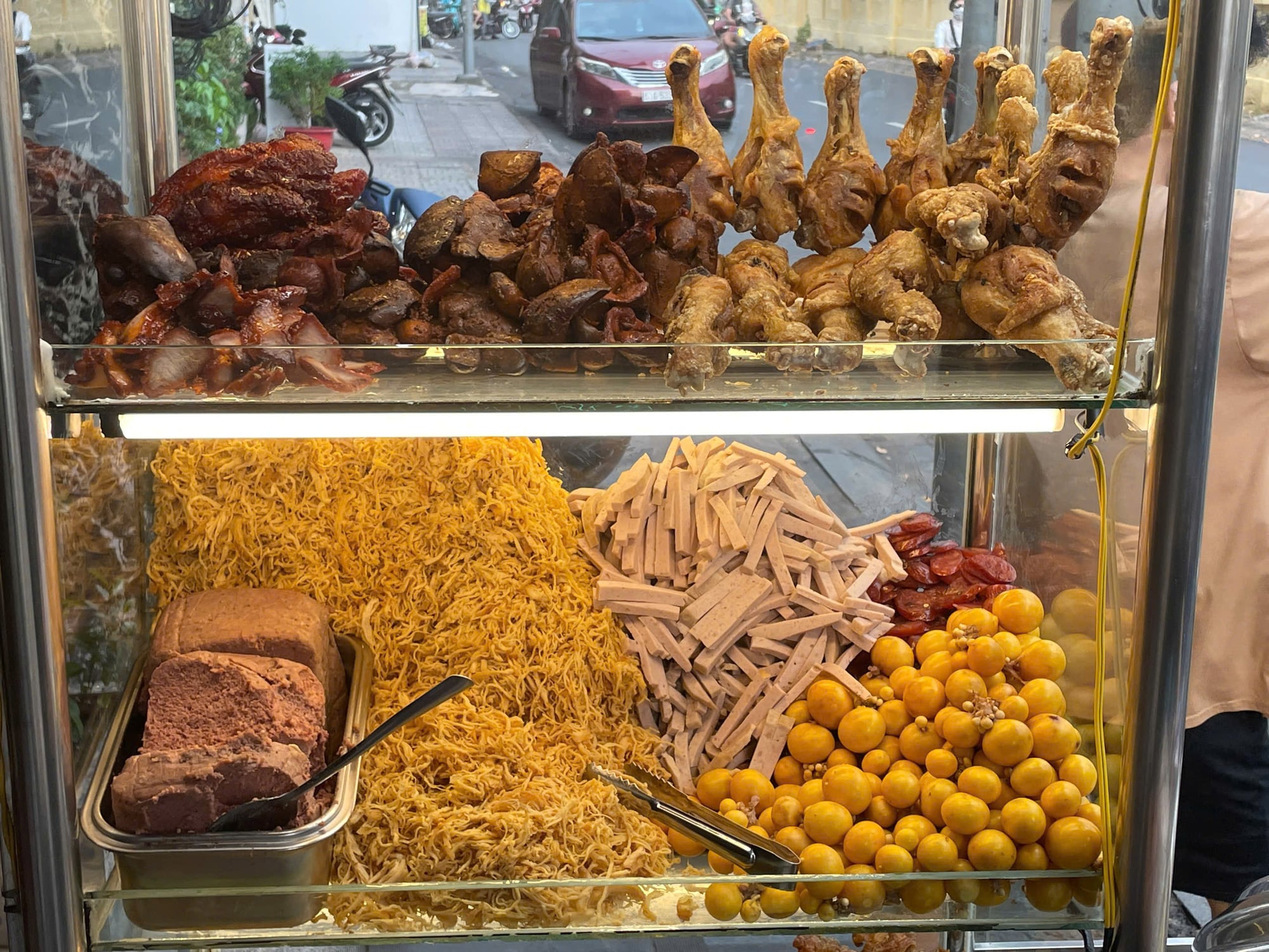 A variety of toppings served with the sticky rice at Xoi Ga 315 Tan Dinh on Tran Quoc Toan Street in District 3, Ho Chi Minh City. Photo: Lan Huong / Tuoi Tre