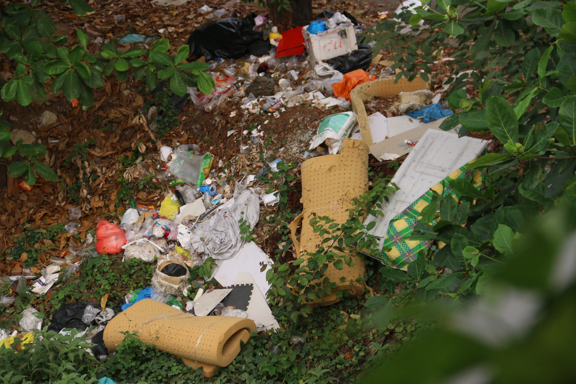 Waste is clearly visible beneath the pedestrian bridge at An Phu metro station in Thu Duc City, Ho Chi Minh City. Photo: Bui Nhi / Tuoi Tre